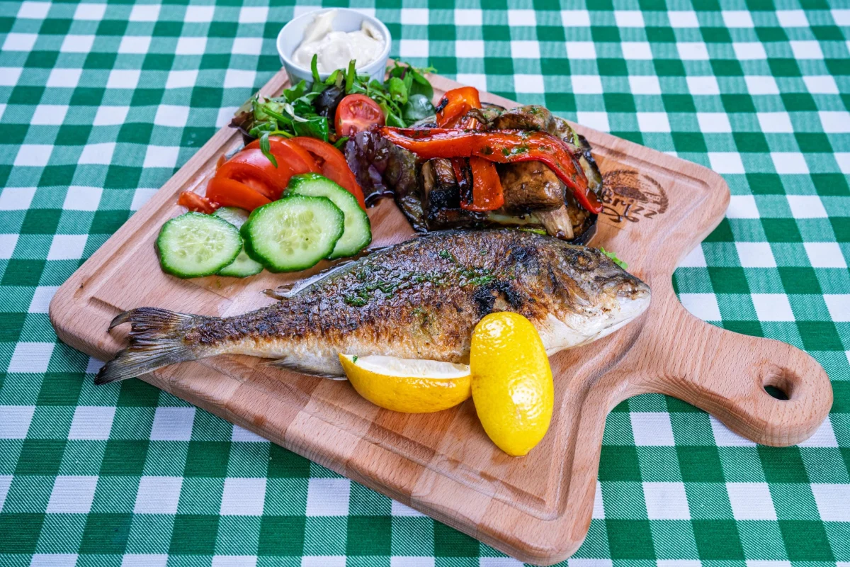 Dorada cu legume la gratar