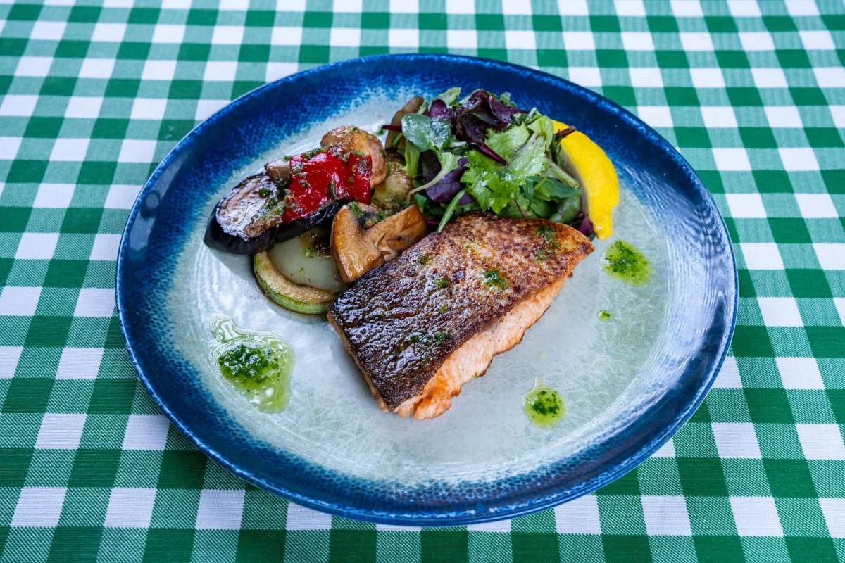 Somon cu legume la gratar