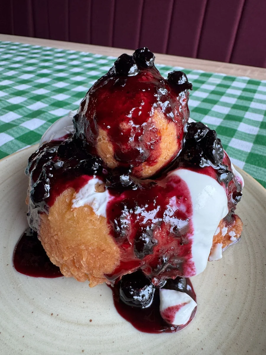 Papanasi cu dulceata de afine